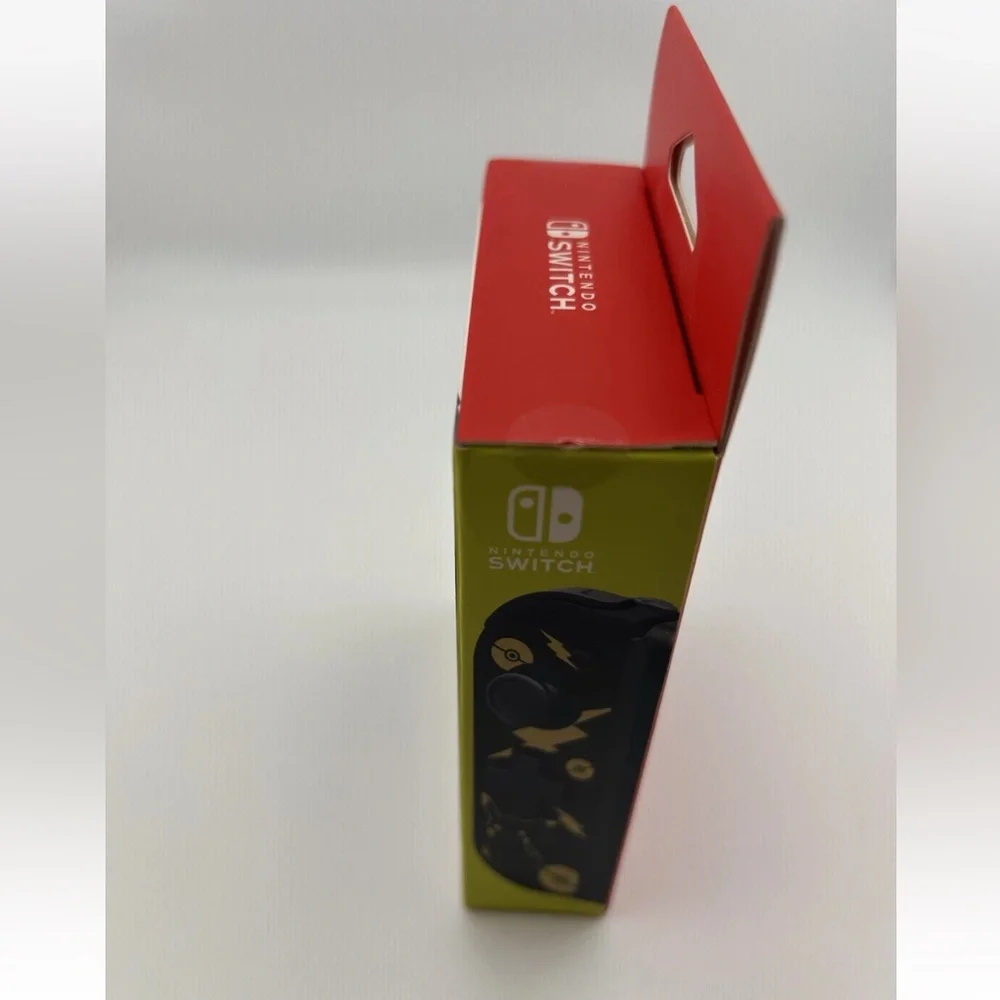 Nintendo Switch D-Pad Controller‎ Hori (L) (Pokemon: Black & Gold Pikachu